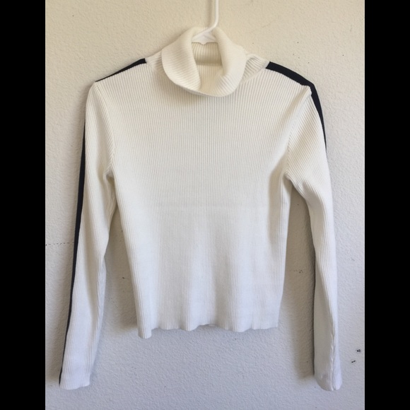 Brandy Melville Danielle turtleneck Sweater - Picture 4 of 4